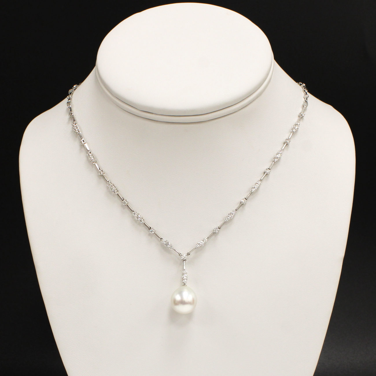 18ct White Gold Diamond & Pearl Necklace Total 1.43ct 18ct White Gold Diamond & Pearl Necklace Total 1.43ct