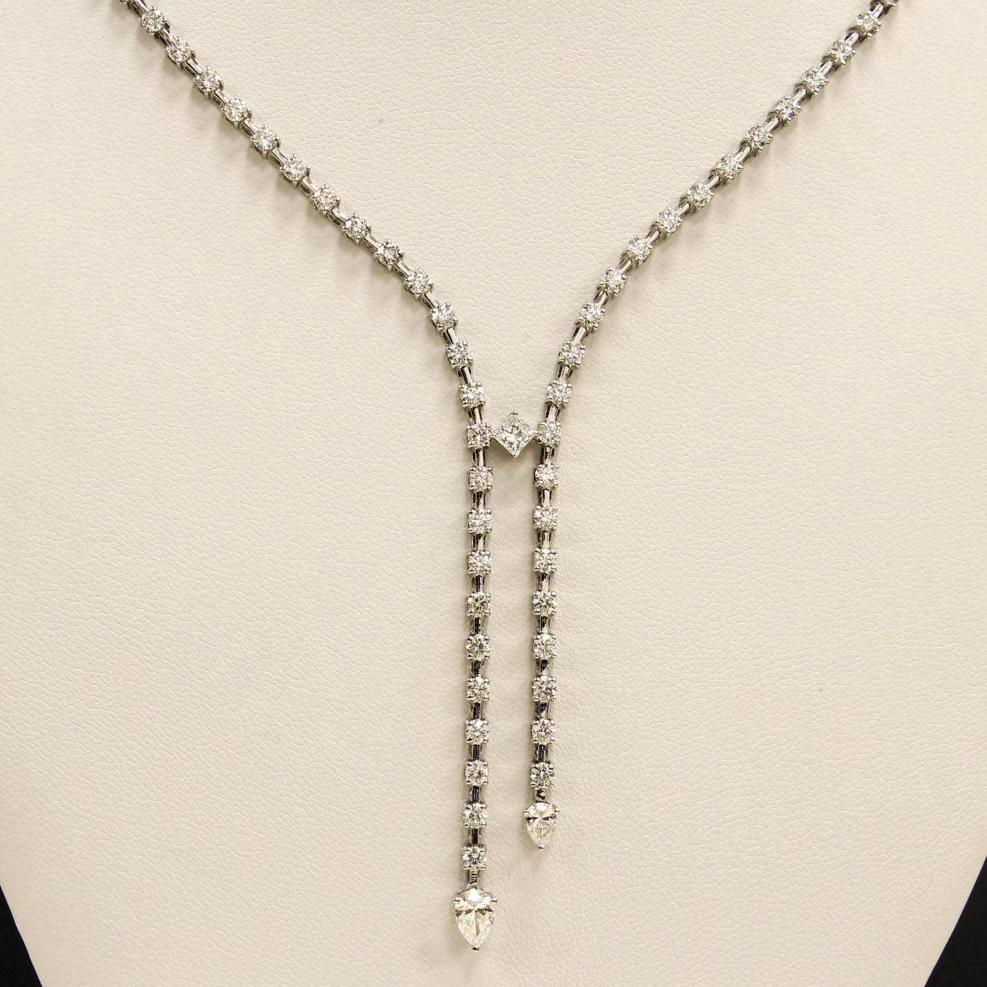 18ct White Gold Diamond Necklace Total 3.54ct 18ct White Gold Diamond Necklace Total 3.54ct